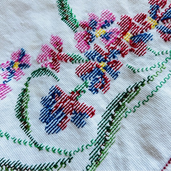 36”x60” Vintage Linen Tablecloth with Embroidery, Centerpiece, Table Topper. - Picture 7 of 7